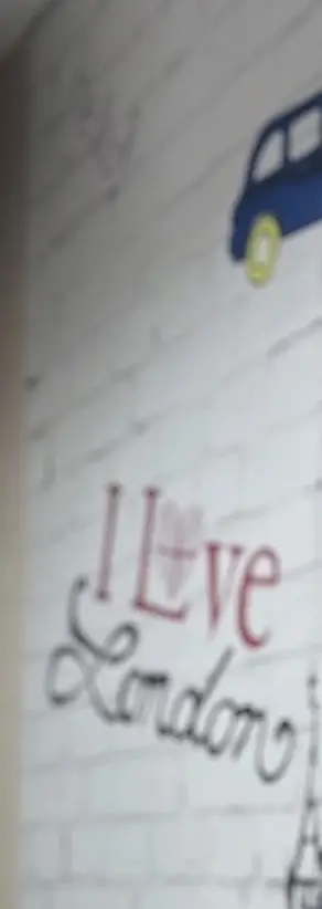 Надпись I love London на стене кабинета